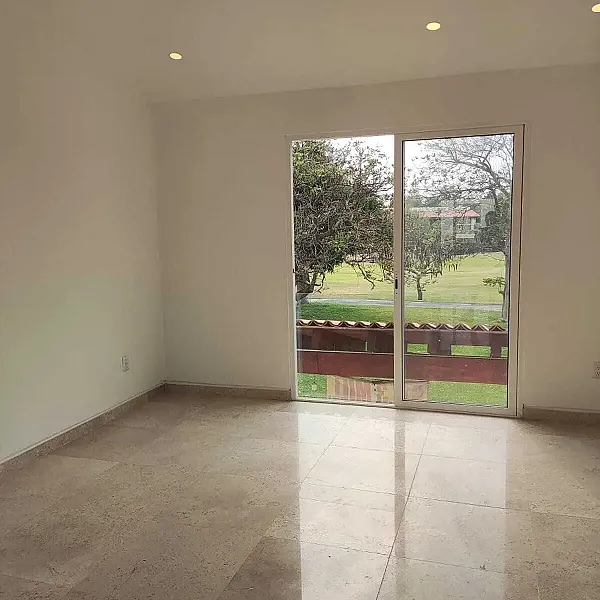 Estrene residencia 3  recámaras, jardín ,alberca, vista al fairway.