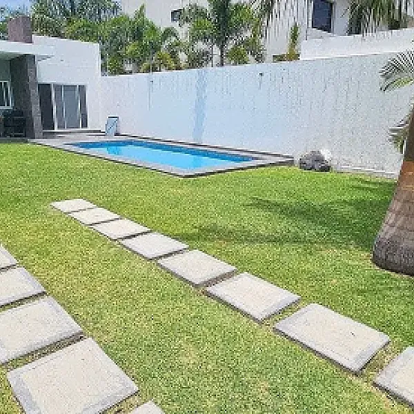 Casa en venta de un solo nivel, con jardín y alberca, en el Fracc. Brisas, Mor.