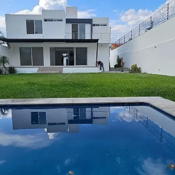 Casa nueva en venta con jardín y alberca en Fraccionamiento Brisas, Morelos.