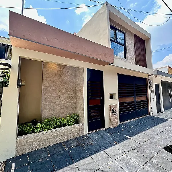 Casa en renta remodelada en Valle Dorado