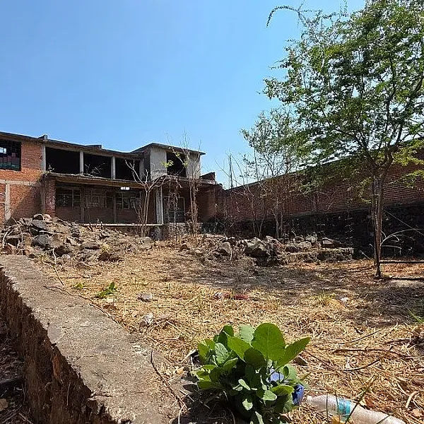 En venta casa como terreno en Burgos de Cuernavaca, Temixco, Morelos.