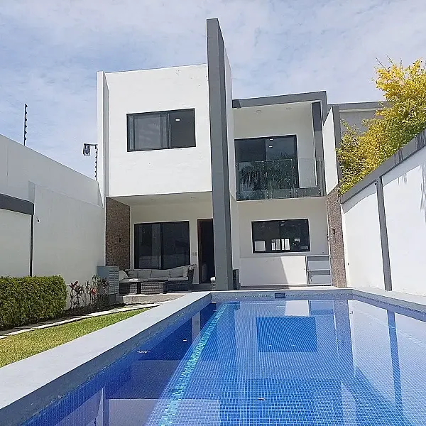 Casa en venta 3 niveles, 5 Recamaras, 1 Estudio con jardín y alberca, en el Frac