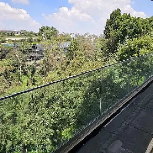 Departamento nuevo en venta con jardín y vista a la cañada en Lomas Altas, CDMX.