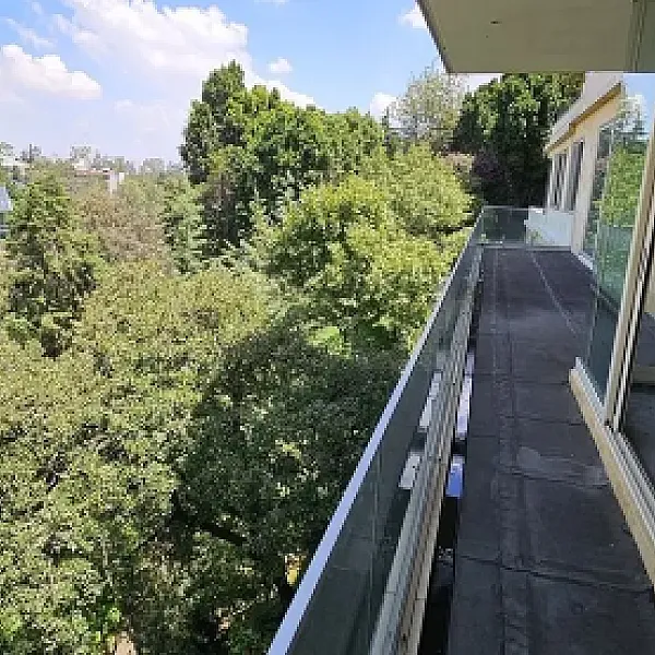 Departamento nuevo en venta con jardín y vista a la cañada en Lomas Altas, CDMX.