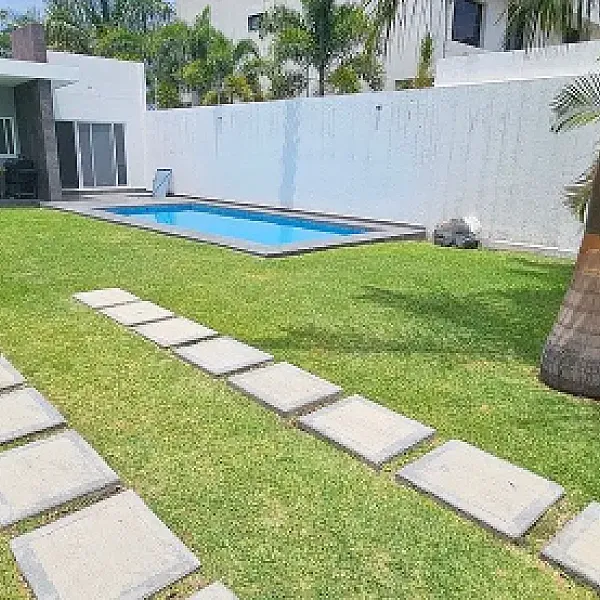 Casa en venta de un solo nivel, con jardín y alberca, en el Fracc. Brisas, Mor.