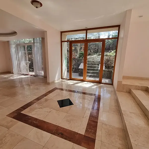 Residencia en Venta con jardines, Casa Club, GYM y Cancha de Tenis