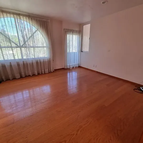 Residencia en Venta con jardines, Casa Club, GYM y Cancha de Tenis