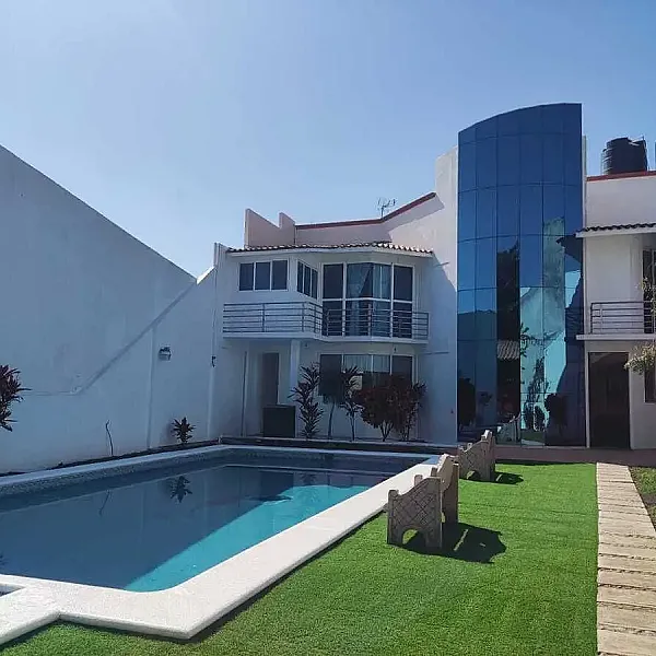 Residencia con hermosa alberca y jacuzzi , de 5 recámaras