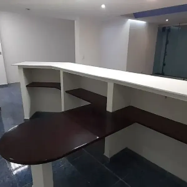Rento extensa oficina a 3 cuadras del Aeropuerto de la Ciudad de México.