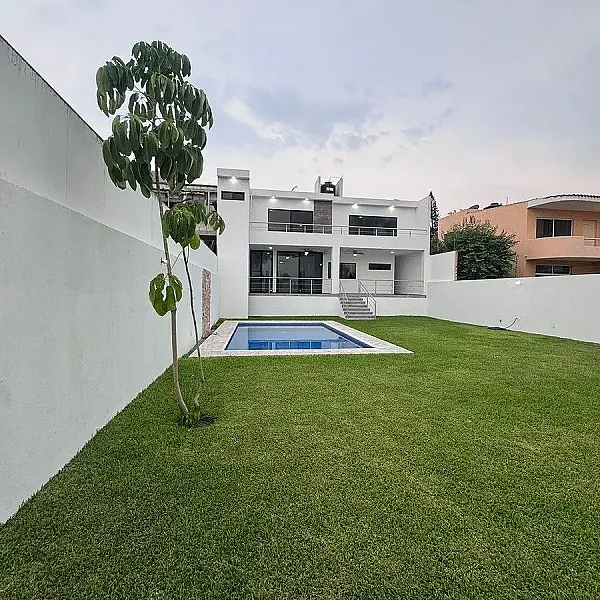 Casa en venta  con alberca en Burgos, Cuernavaca, Morelos.