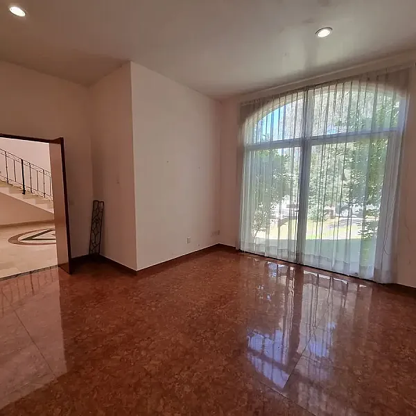 Residencia en Venta con jardines, Casa Club, GYM y Cancha de Tenis